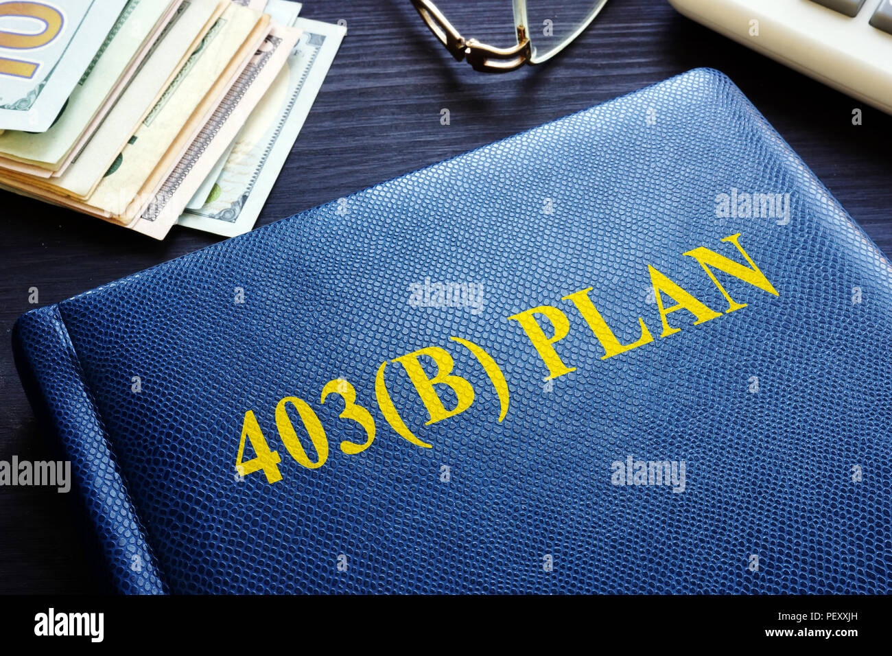 Plan 403b et de l'argent sur une table. La retraite. Banque D'Images