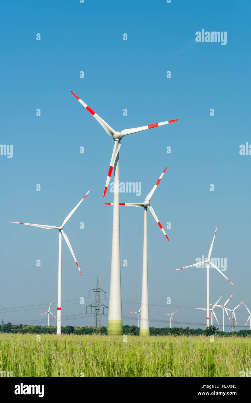Les générateurs d'énergie éolienne dans un vaste paysage ouvert en Allemagne Banque D'Images