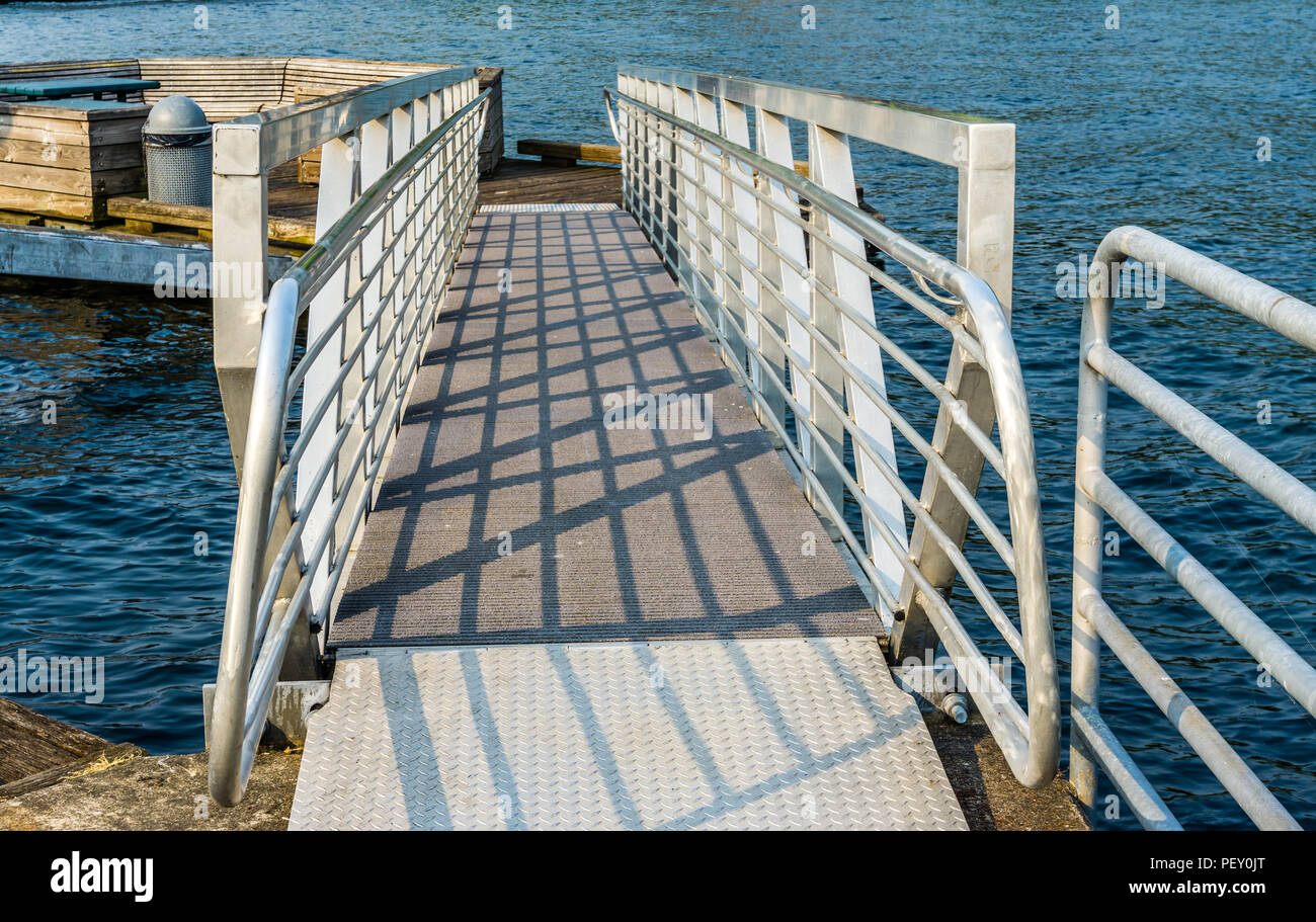 Les ombres sont exprimés à partir de la rampe de quai garde-fous aux Gene Coulon Park à Renton, Washington. Banque D'Images