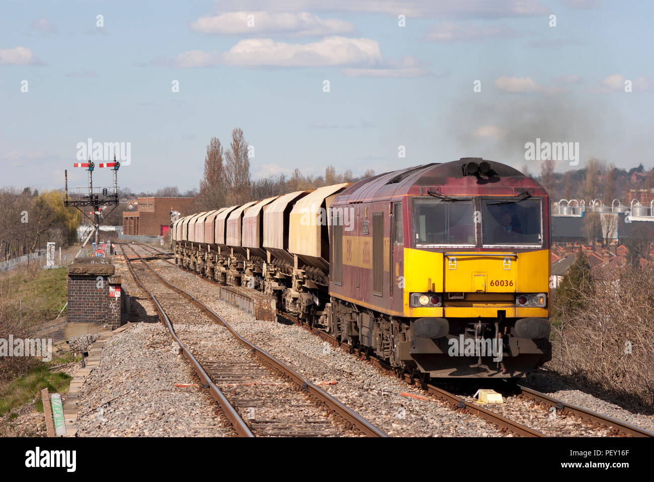 Un certain nombre de locomotives diesel de la classe 60 de travail 60036 un train de wagons-trémies en pierre du Sud approches Greenford dans l'ouest de Londres. Banque D'Images