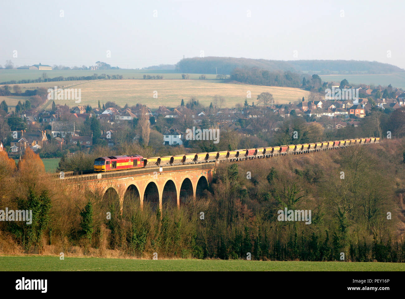 Un certain nombre de locomotives diesel de catégorie 60 60036 crossing Eynesford viaduc avec un train de wagons vides sur la pierre 15 mars 2006. Banque D'Images