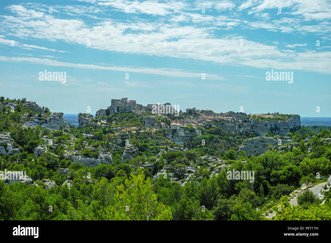 Locations de destination touristique en France, des Alpilles en Provence gorges, le vert des forêts de pins et de montagnes de pierre blanche Banque D'Images