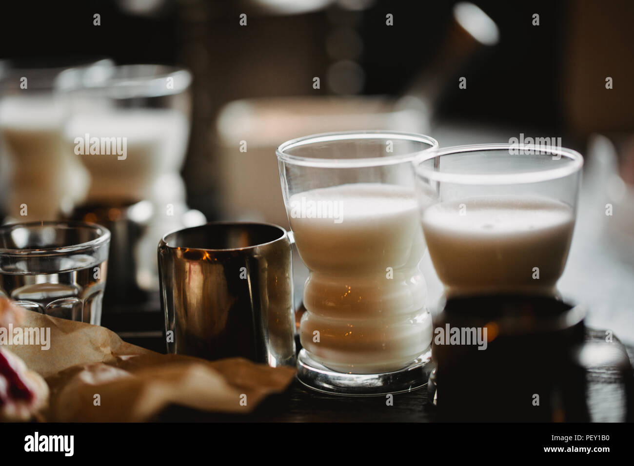 Concept alimentaire. Petit-déjeuner avec du café espresso, de lait et de café en dessert shu. Banque D'Images