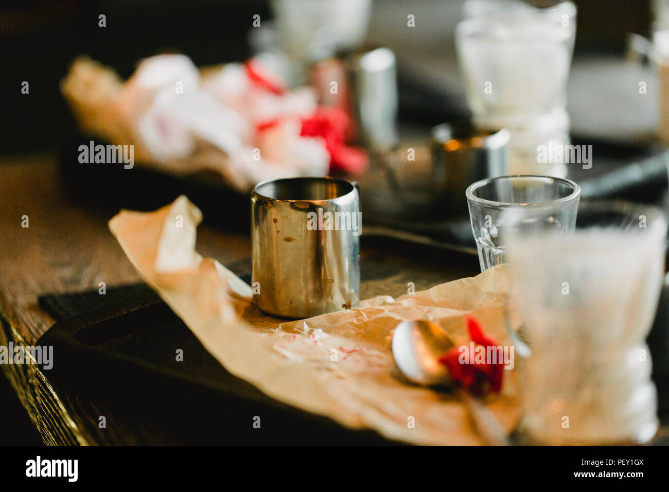 La tasse de café vide sale, la plaque, les plats et les restes de biscuits sont sur la table à café. Après le petit-déjeuner. Banque D'Images