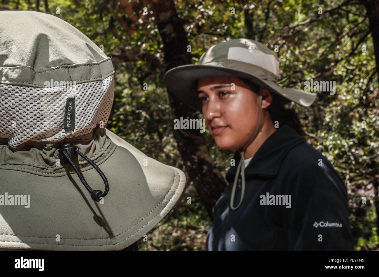 Sobreros para el sol sponsorisés por Colombie-britannique, Ropa de Campo. Actividad de Campo, ropa de Campo, sombrero de Campo, sombrero para el sol, sombrero Colombie-britannique. mujeres avec sombrero, Ropa laboral y complementos destinados al campo, montañismo y senderismo, Vêtements de chasse. Sunbags parrainé par Columbia, champ de vêtements. L'activité sur le terrain, champ champ vêtements, chapeau, chapeau de soleil, Columbia hat. Femmes portant un chapeau, des vêtements de travail et accessoires pour le domaine, l'alpinisme et la randonnée, la chasse Vêtements Expedición de Madrense GreaterGood Découverte ORG que recaba datos que sirven como información de refere Banque D'Images