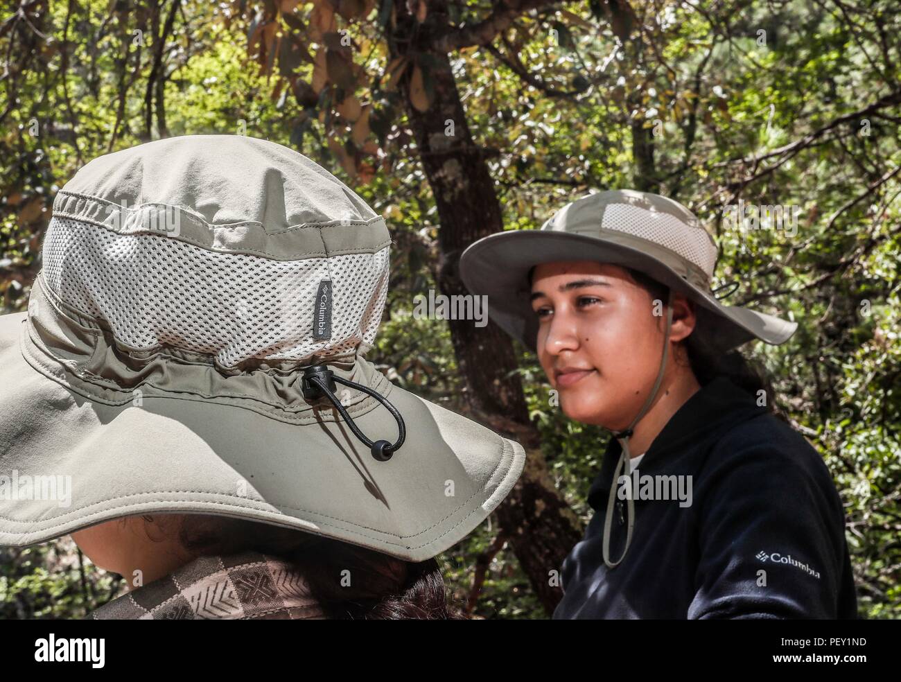 Sobreros para el sol sponsorisés por Colombie-britannique, Ropa de Campo. Actividad de Campo, ropa de Campo, sombrero de Campo, sombrero para el sol, sombrero Colombie-britannique. mujeres avec sombrero, Ropa laboral y complementos destinados al campo, montañismo y senderismo, Vêtements de chasse. Sunbags parrainé par Columbia, champ de vêtements. L'activité sur le terrain, champ champ vêtements, chapeau, chapeau de soleil, Columbia hat. Femmes portant un chapeau, des vêtements de travail et accessoires pour le domaine, l'alpinisme et la randonnée, la chasse Vêtements Expedición de Madrense GreaterGood Découverte ORG que recaba datos que sirven como información de refere Banque D'Images