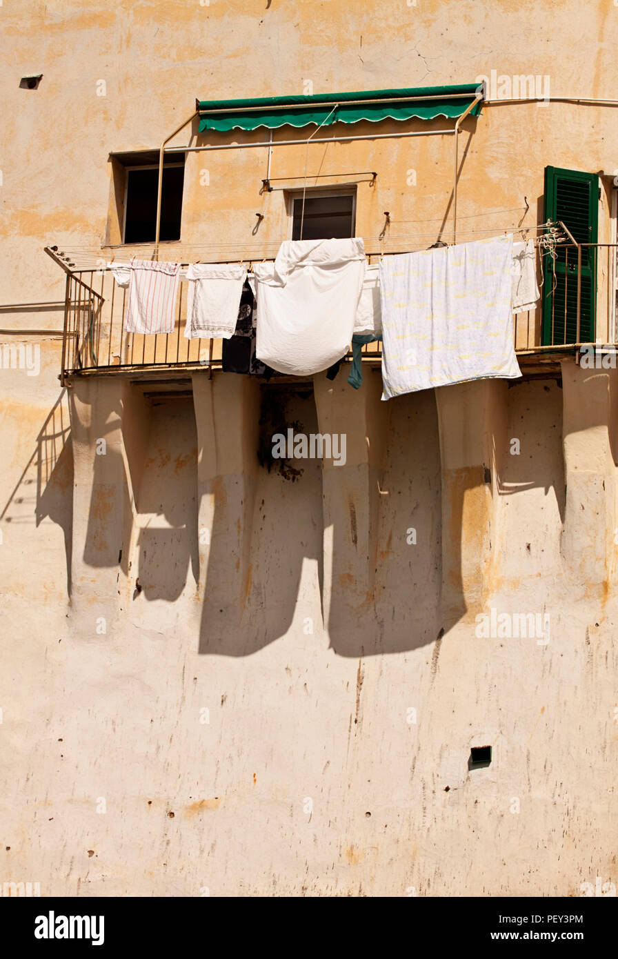 Camogli, Italie - lavage au soleil suspendu à un balcon Banque D'Images