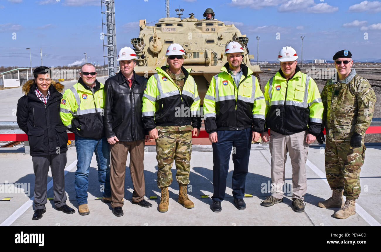 Le 17 février, la tête de ligne à Camp Humphreys a été officiellement ouvert en d'une cérémonie d'inauguration, et un ingénieur de suivi de véhicule de récupération a été le premier véhicule à rouler hors du train et sur la tête. Les membres clés de l'Extrême-Orient du quartier gare d'équipe d'exécution du projet étaient présents à la coupe du ruban : Myles Esmele, ingénieur de projet ; Richard Butler, représentant de la construction ; Shane Kobialka, chef de service de la division de la gestion de projet ; le Maj Allison W. Fleurs, ingénieur de secteur adjoint ; David M. Talbot, ingénieur résident, famille logement bureau secondaire ; Greg Reiff, ingénieur de secteur ; et le colonel St Banque D'Images