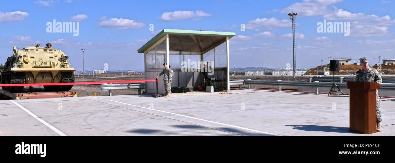 Le 17 février, la tête de ligne à Camp Humphreys a été officiellement ouvert en d'une cérémonie d'inauguration, et un ingénieur de suivi de véhicule de récupération a été le premier véhicule à rouler hors du train et sur la tête. Les membres clés de l'Extrême-Orient du quartier gare d'équipe d'exécution du projet étaient présents à la coupe du ruban : Myles Esmele, ingénieur de projet ; Richard Butler, représentant de la construction ; Shane Kobialka, chef de service de la division de la gestion de projet ; le Maj Allison W. Fleurs, ingénieur de secteur adjoint ; David M. Talbot, ingénieur résident, famille logement bureau secondaire ; Greg Reiff, ingénieur de secteur ; et le colonel St Banque D'Images