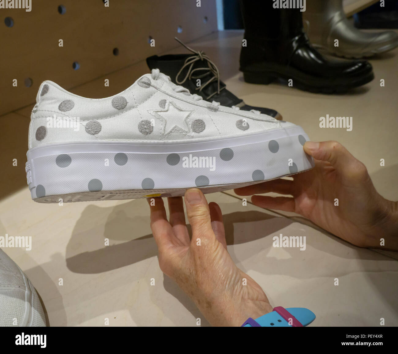 Semelles épaisses chaussures chunky Urban Outfitters dans un magasin de  détail à Herald Square à New