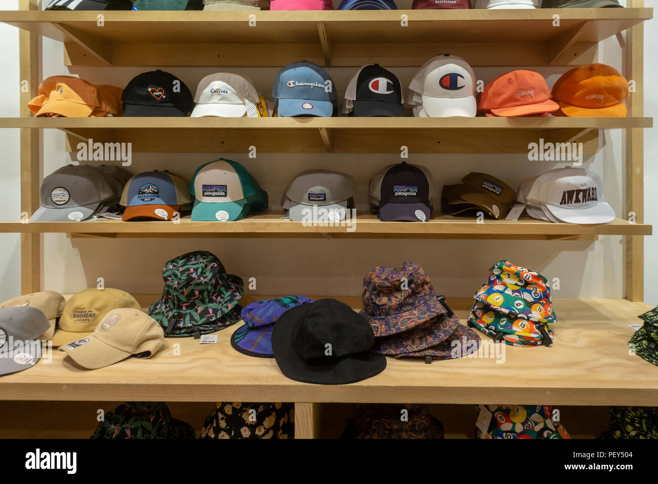Chapeaux et casquettes de marque du godet dans un magasin de détail d'Urban  Outfitters à Herald Square à New York le jeudi 9 août 2018. Les détaillants  sont en espérant qu'un renouveau