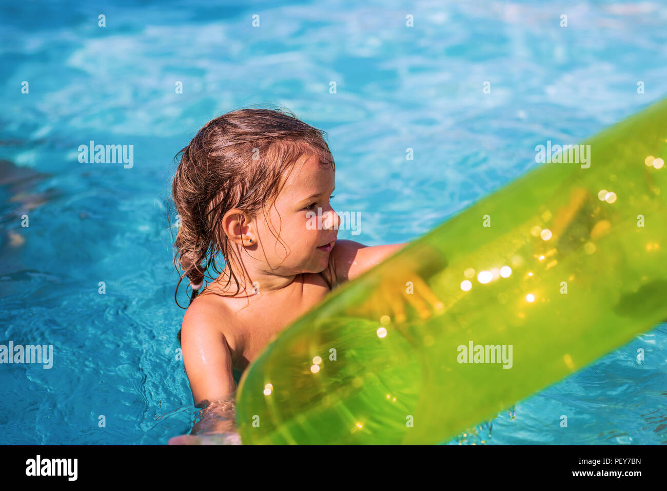 Happy Little Girl Playing With Inflatable Ring Dans Piscine