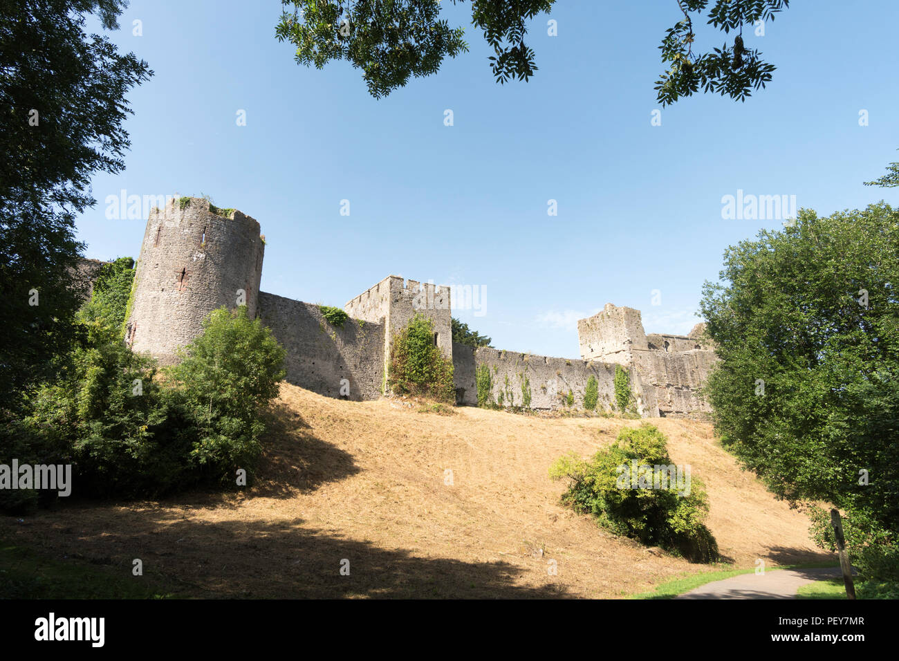 La partie sud des remparts du château de Chepstow, Monmouthshire, Wales, UK Banque D'Images