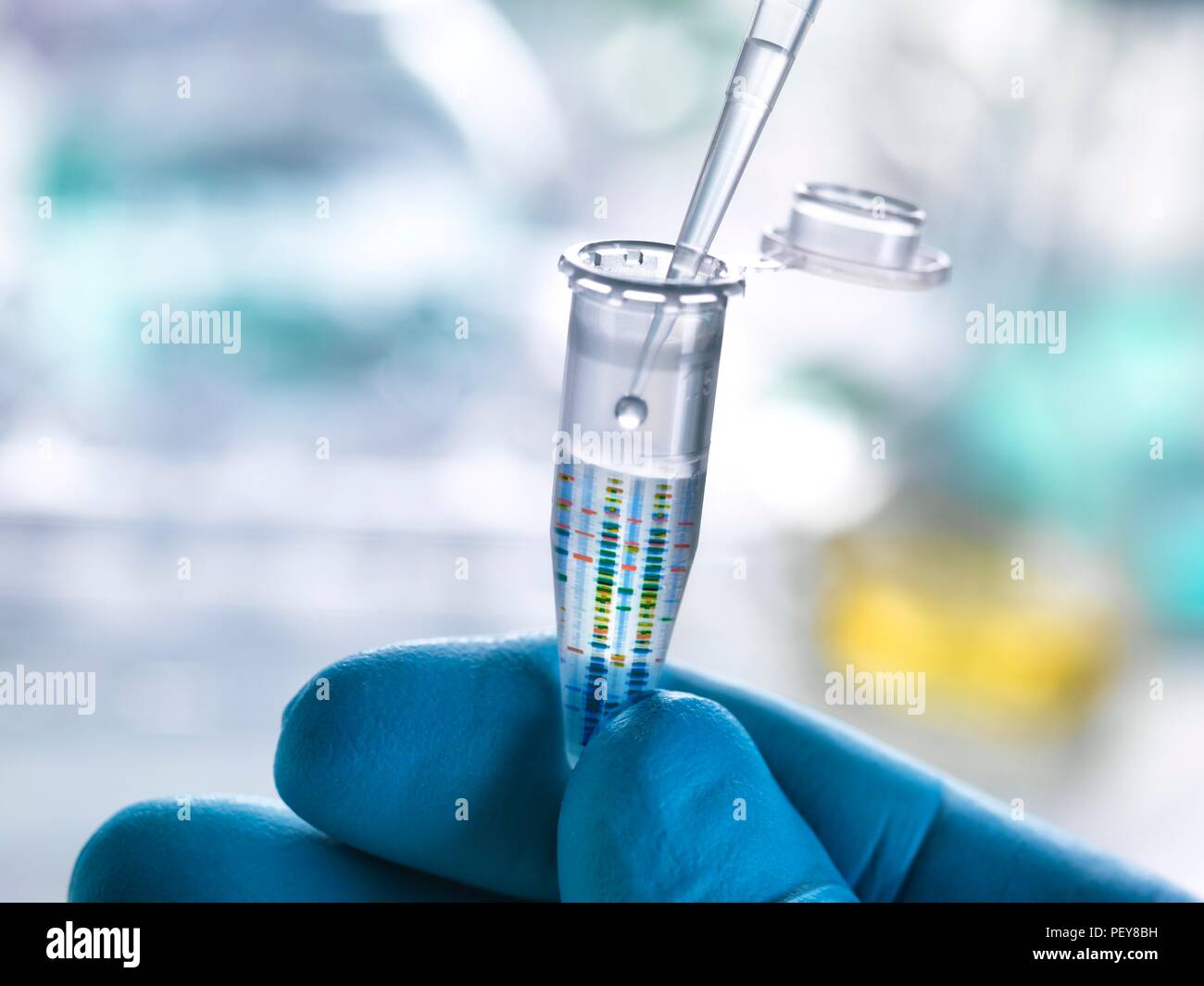 Image composite de l'ADN (acide désoxyribonucléique) Résultats d'essai sur un tube Eppendorf contenant un échantillon d'ADN. Banque D'Images