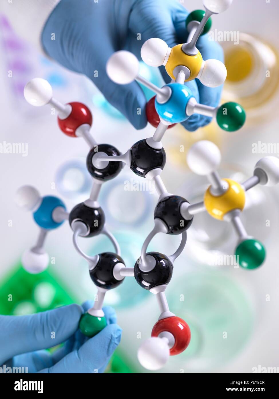 La recherche en chimie. Chercheur chargé de concevoir une formule chimique à l'aide d'un modèle moléculaire. Banque D'Images