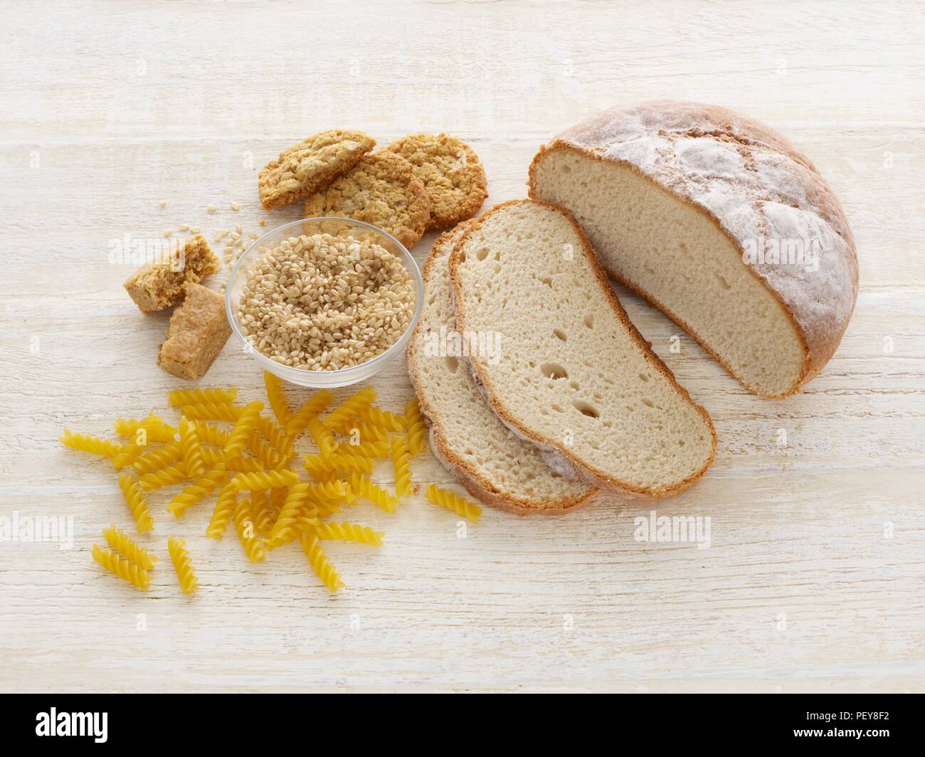 Le pain et les pâtes, studio shot. Banque D'Images