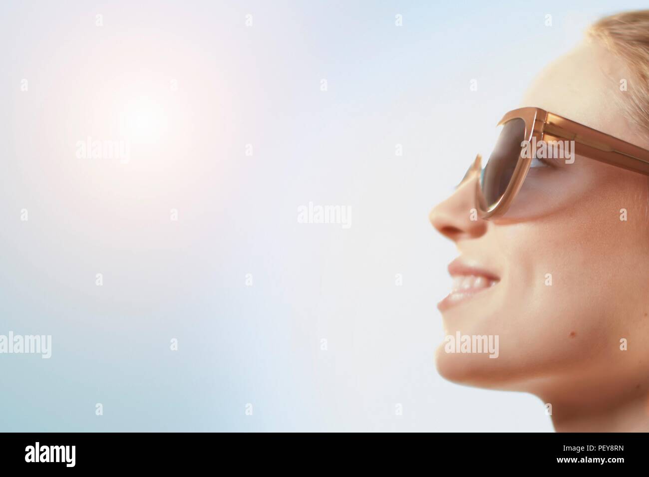 Femme portant des lunettes de soleil, de sourire. Banque D'Images