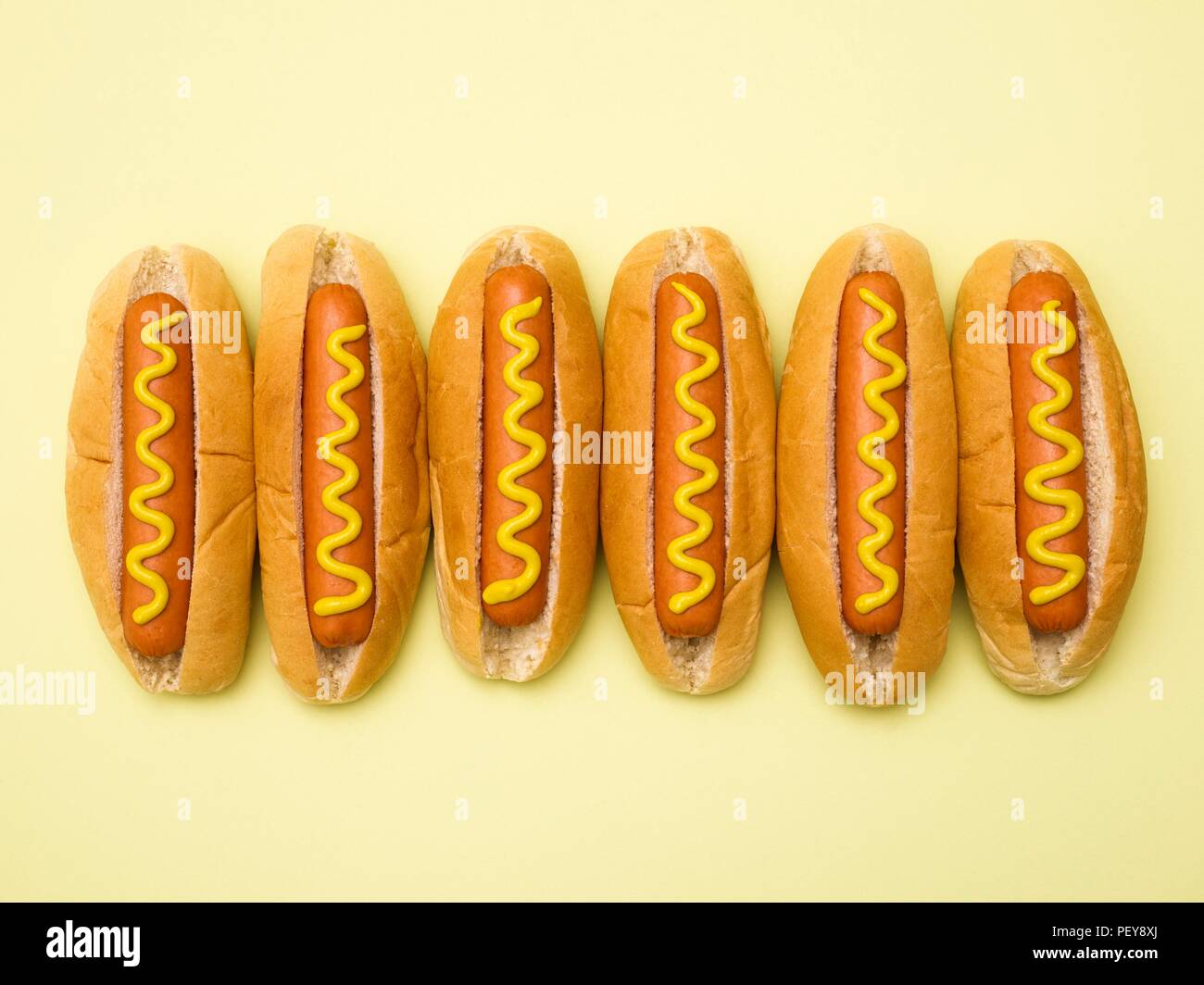 Hot dog sur un arrière-plan. Banque D'Images