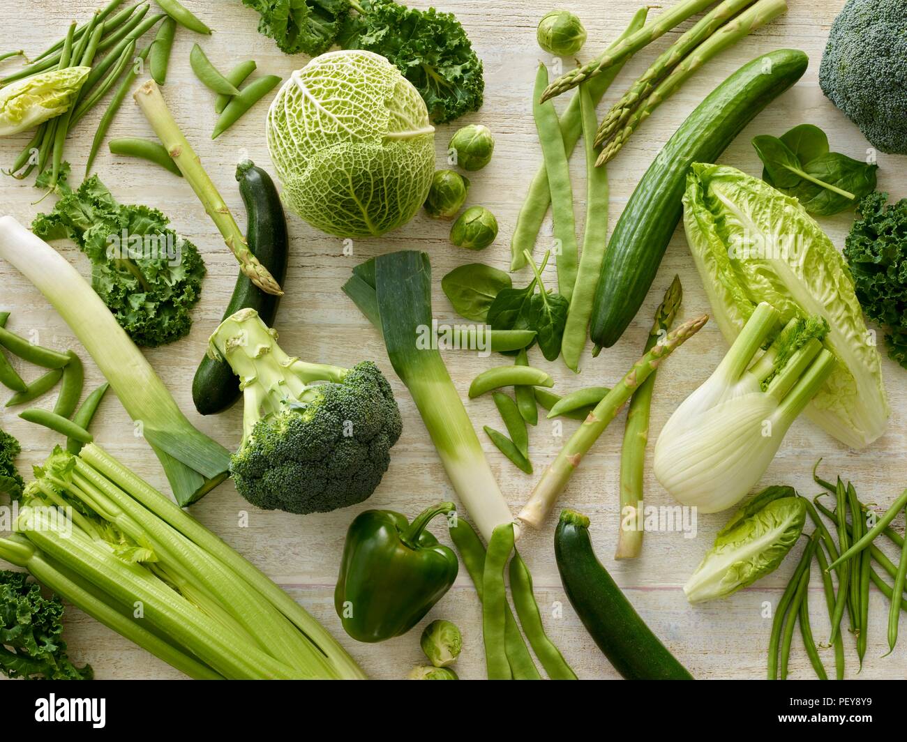 Variété de légumes verts frais. Banque D'Images