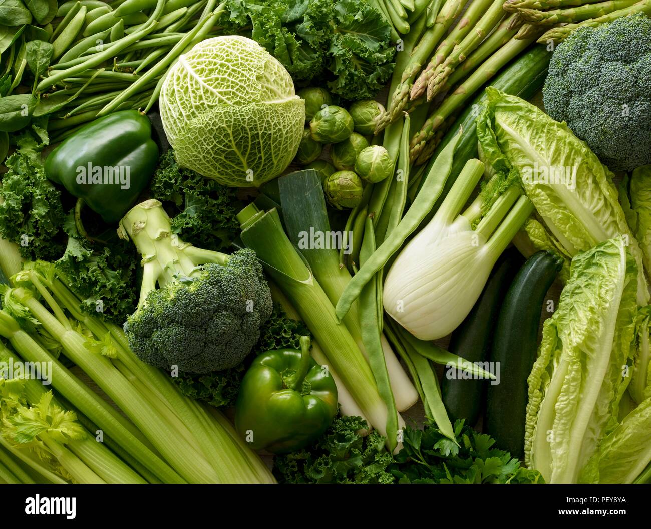 Variété de légumes verts frais. Banque D'Images