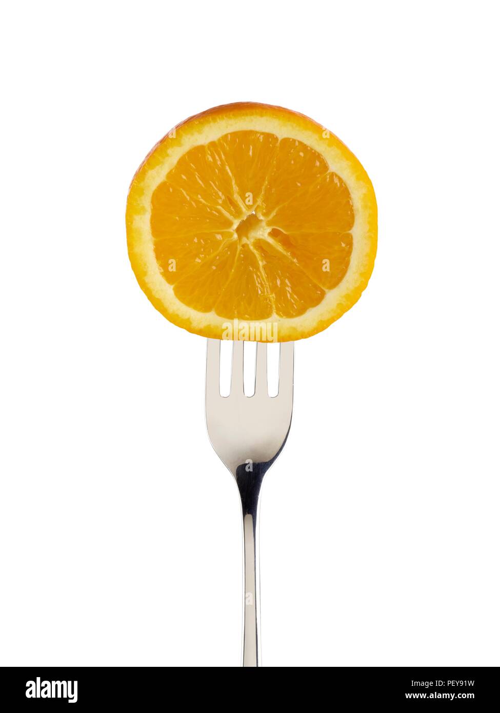 Orange réduit de moitié sur la fourchette. Banque D'Images