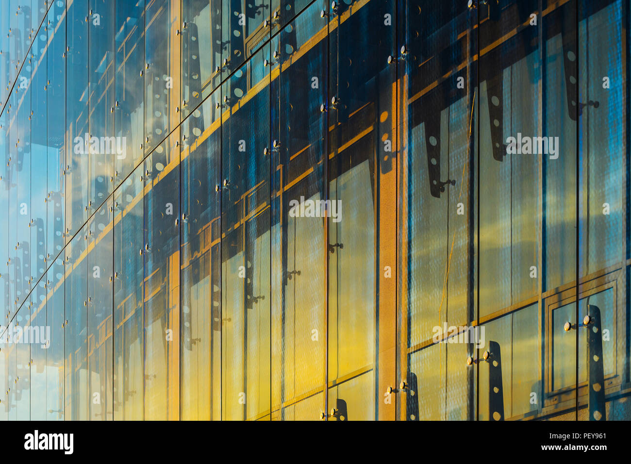 Mur de façade rideau de verre. Éléments de fixation du verre Spider Système. Détail de la façade. Résumé Contexte L'architecture. Banque D'Images