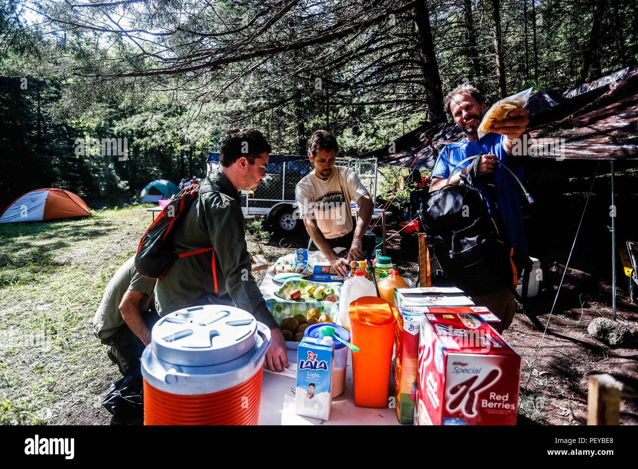 Sean Cherry, Ross Maynard , Ciel Jacobs. desayuno. lonche, déjeuner, Petit-déjeuner découverte Expedición de Madrense recaba GreaterGood ORG que datos que sirven como información de referencia para entender mejor las relaciones biológicas del Archipiélago Madrense y se usan para proteger y conservar las tierras virgenes de las Islas Serranas Sonorenses. Expedición binacional aye une un colaboradores de México y Canadá con experiencias y especialidades de las ciencias biológicas variadas, con la intención de aprender lo más posible sobre Mesa de Tres Ríos, la porción más norteña de la sier Banque D'Images