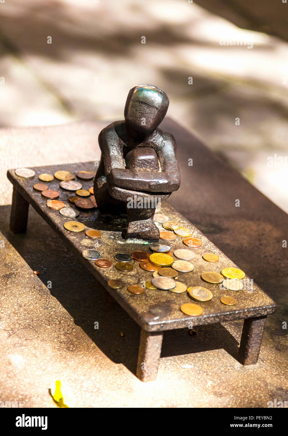 Petit garçon qui regarde la lune est une sculpture à 15 centimètres (5,9 po) de haut et le plus petit monument public de Stockholm, créé en 1954 par th Banque D'Images