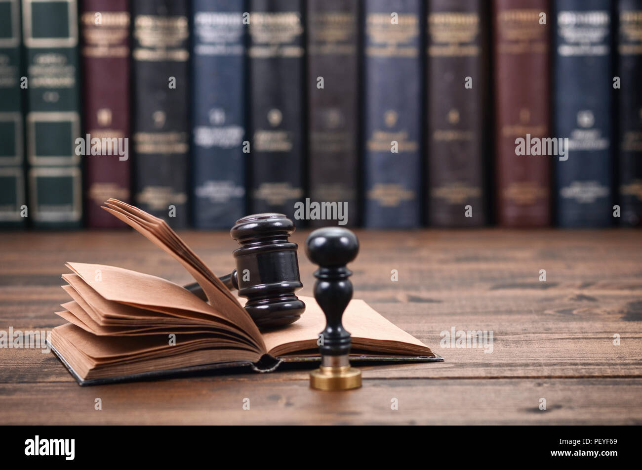 La loi et la justice, de la légalité, concept, Sceau du notaire juge Gavel et livre de droit sur un fond de bois. Banque D'Images
