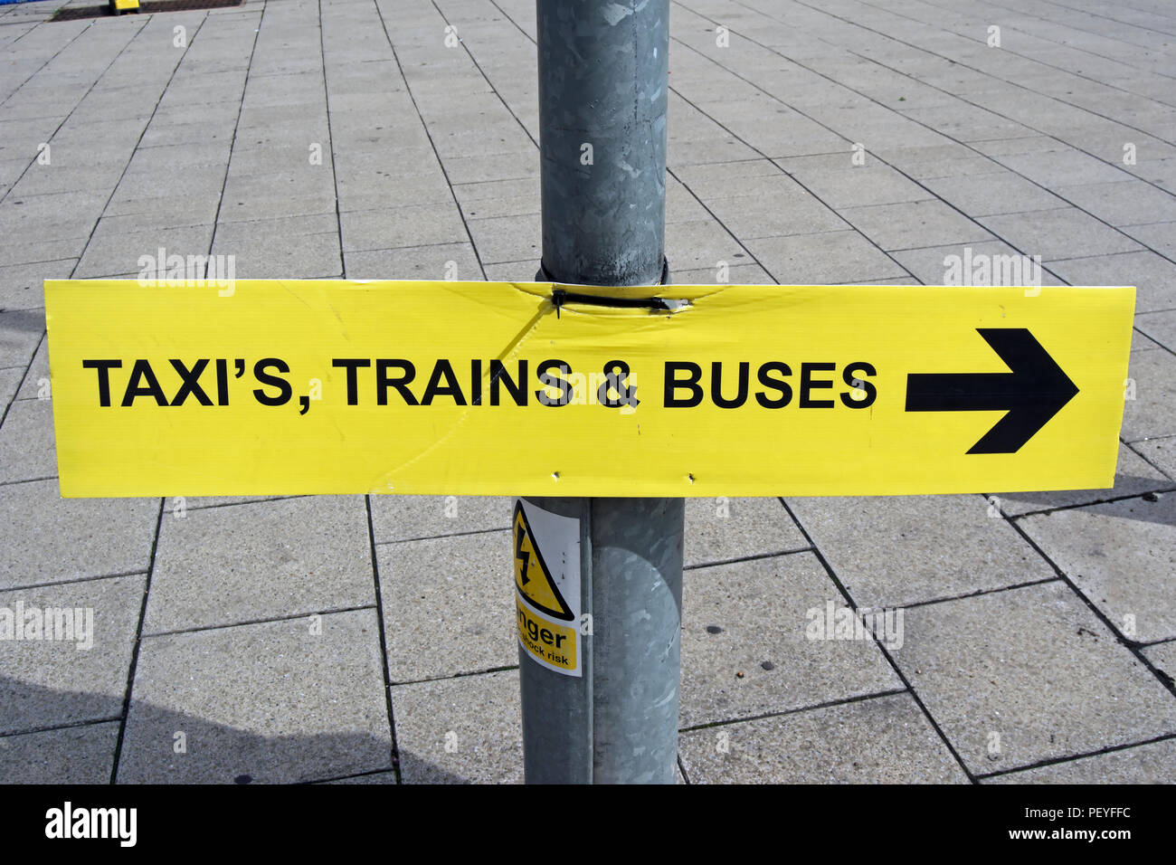 Enseigne temporaire pour les taxis, les trains et les autobus, avec l'apostrophe redondante, à Kingston upon Thames, Surrey, Angleterre Banque D'Images