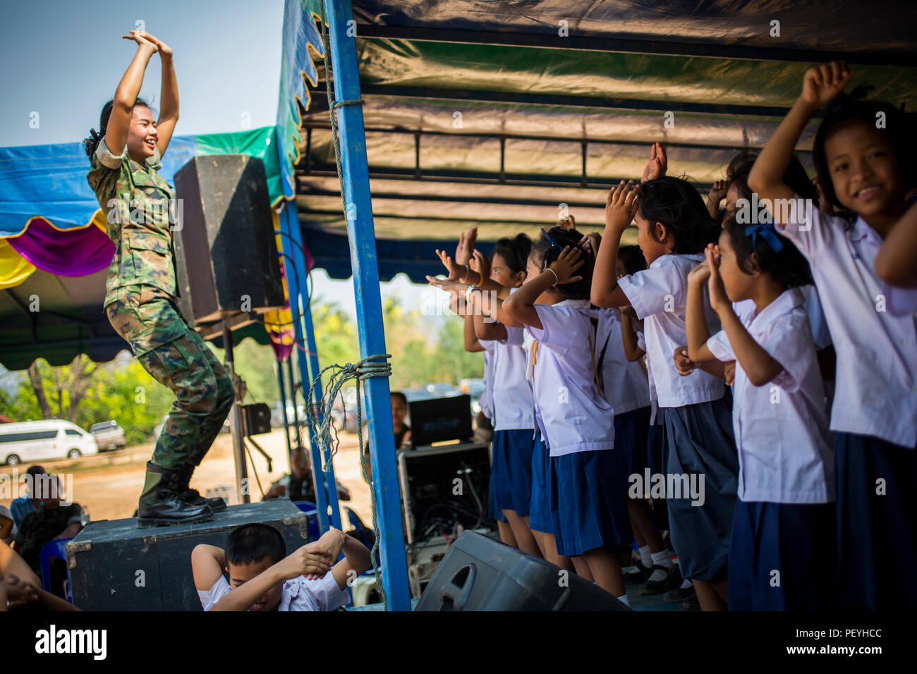 Le Royal Thai Marine Corps Band effectue au cours d'une cérémonie à l'école chanson Khun Wat à Rayong, Thaïlande, au cours de l'exercice Gold Cobra, le 18 février 2016. Gold Cobra, dans sa 35e version, l'accent sur l'action civique, l'engagement communautaire et des activités médicales à l'appui des besoins et l'intérêt humanitaire des populations civiles de la région. (U.S. Marine Corps Combat Camera photo par le Cpl. Hilda Becerra/ libéré) Banque D'Images