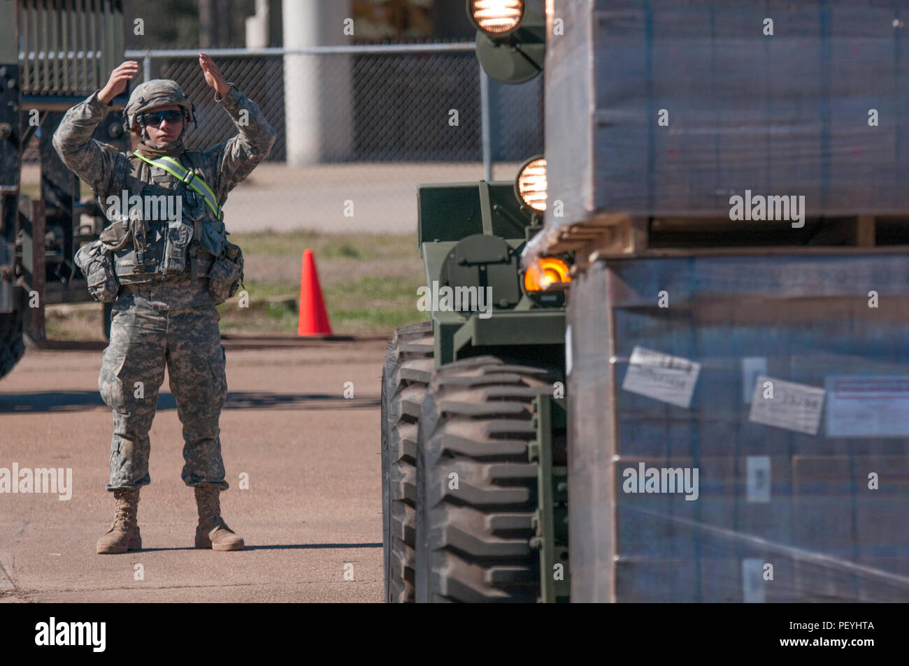 La CPS. Robin Trinité, une logistique automatisée spécialiste de la 103ème Compagnie de quartier-maître, à Houston, au Texas, des guides d'une palette de repas prêts à manger le 17 février 2016, à Fort Polk, en Louisiane, tout en soutenant une formation sur le terrain. L'unité de réserve offre des fournitures de classe I au cours de l'exercice en partenariat avec active les unités de l'armée et les membres du service extérieur. (U.S. Photo de l'armée par le Sgt. Brandon Hubbard, 204e tampon) Banque D'Images