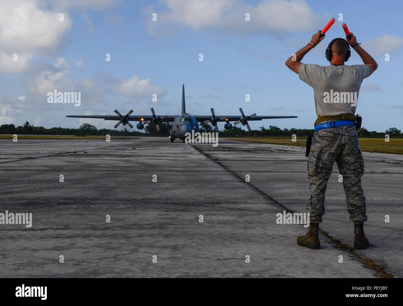 Tech. Le Sgt. Kenneth Kaufman, un chef d'équipe avec le 36e Groupe d'intervention d'urgence, marshals un U.S. Air Force C-130 Hercules sur la piste le 15 février 2016, sur l'île de Rota. Faire face au Nord 16 d'exercice améliore l'aide humanitaire et secours en cas de crise, les capacités de réponse entre les six nations et jette les bases d'une coopération régionale au cours des éventualités dans le Indo-Asia-région du Pacifique. (U.S. Photo de l'Armée de l'air par le sergent. Alexander W. Riedel/libérés) Banque D'Images