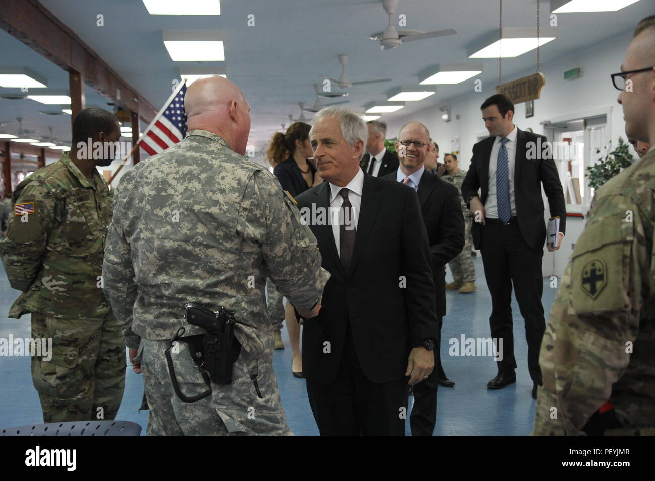 Le sénateur américain Bob Corker, serre la main avec le capitaine de l'armée américaine Stanley Sanders, un agent vétérinaire déployé au Kosovo avec la 345e de l'Hôpital de soutien au combat, 16 février 2016, à Camp Bondsteel, au Kosovo. Corker, qui est le président de la commission des affaires étrangères du Sénat, a déjeuné avec les soldats de Washington et a assisté à une séance d'information à partir de MNBG-E sur la Force au Kosovo mission de soutien à la paix et des relations établies entre les alliés étrangers. (U.S. Photo de l'armée par le Sgt. Gina Russell, Bataille multinationales Group-East) Banque D'Images