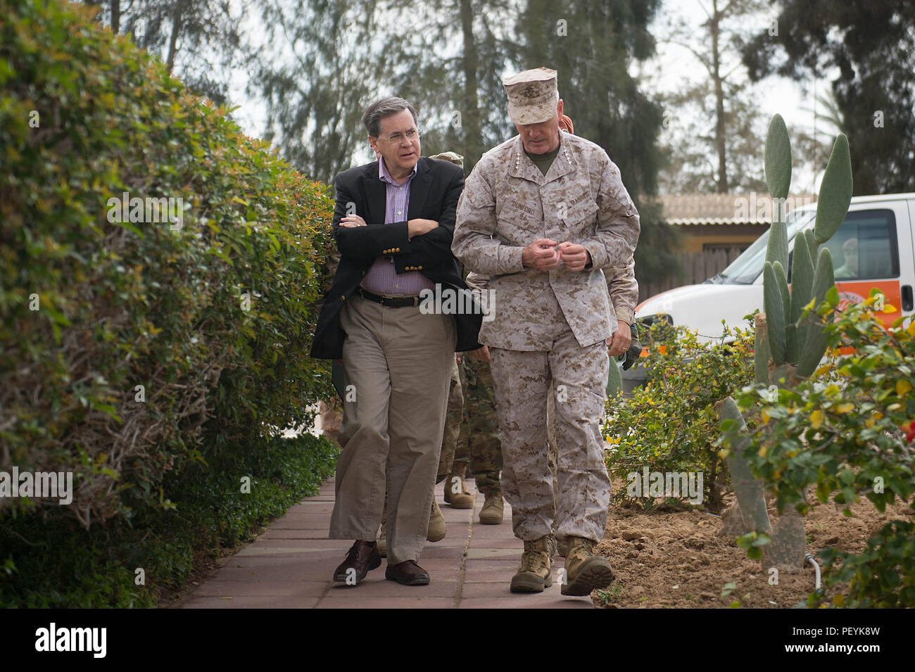 L'Ambassadeur David M. Satterfield, directeur général de la Force multinationale et Observateurs (FMO) et américain Chef d'état-major interarmées, le général Joseph F. Dunford Marin Jr., parler sur le Nord de la FMO Camp près de la frontière du Sinaï en Egypte, le 21 février 2016. La Force multinationale et Observateurs (FMO) est une force internationale de maintien de superviser les termes du traité de paix entre l'Égypte et Israël. (DoD photo par D. Myles Cullen/libérés) Banque D'Images