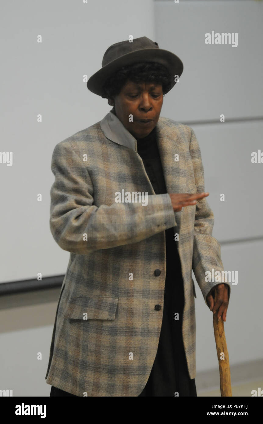 L'actrice Cynthia Maddox fidèlement Harriet Tubman, la plus célèbre "conductor" sur le chemin de fer clandestin. Tubman a aidé des centaines d'esclaves à la liberté et a également servi comme infirmière, scout et espion pendant la guerre civile. Le 75e commandement de l'instruction menée un mois de l'histoire des Noirs Le Mois de l'histoire des femmes et le respect du 20 février 2016, à Fort Sheridan, Illinois (Photo de la CPS. David Lietz) Banque D'Images