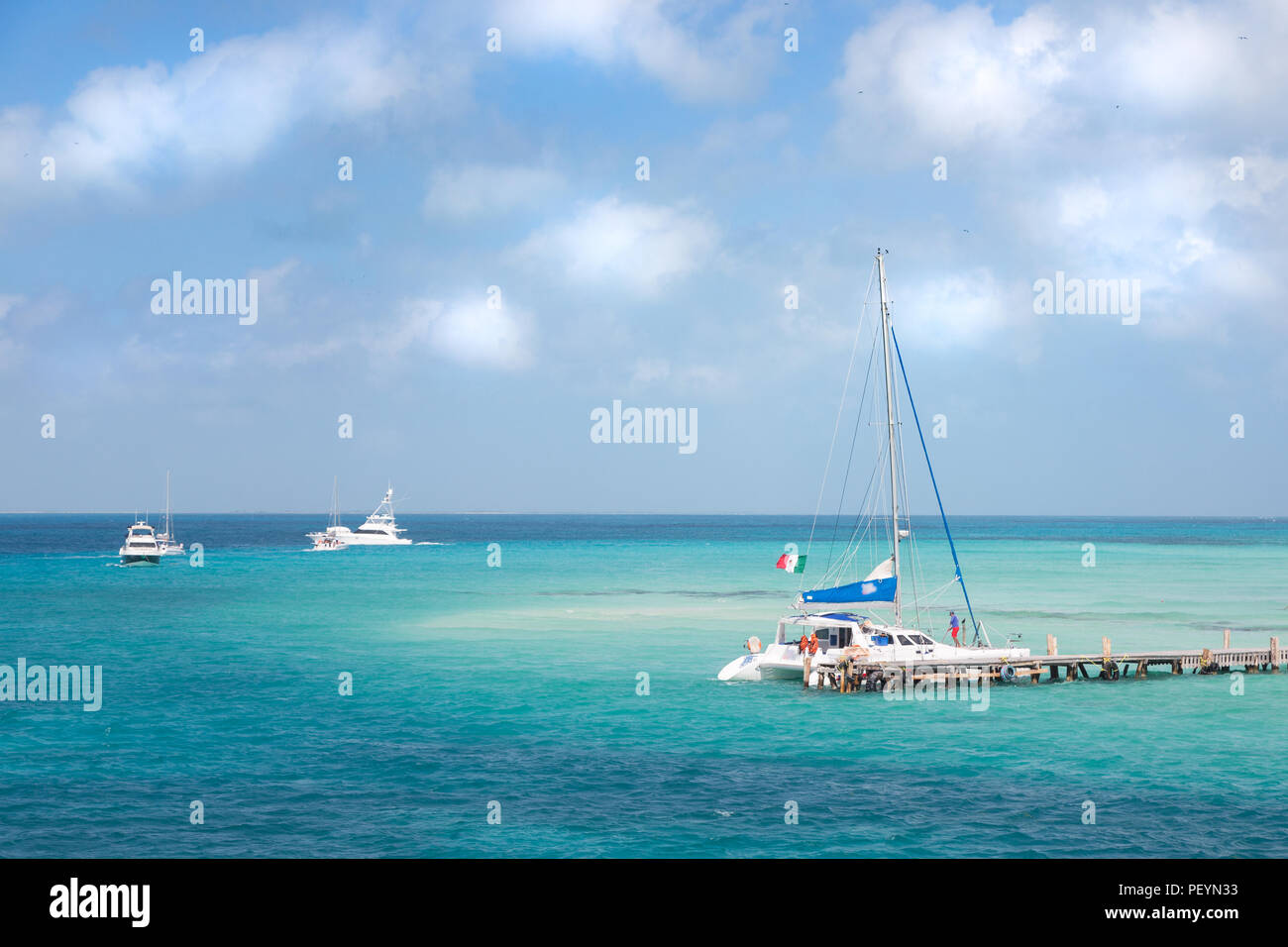 Un catamaran et d'autres bateau près de la rive sur Isla Mujeres, Mexique. Banque D'Images