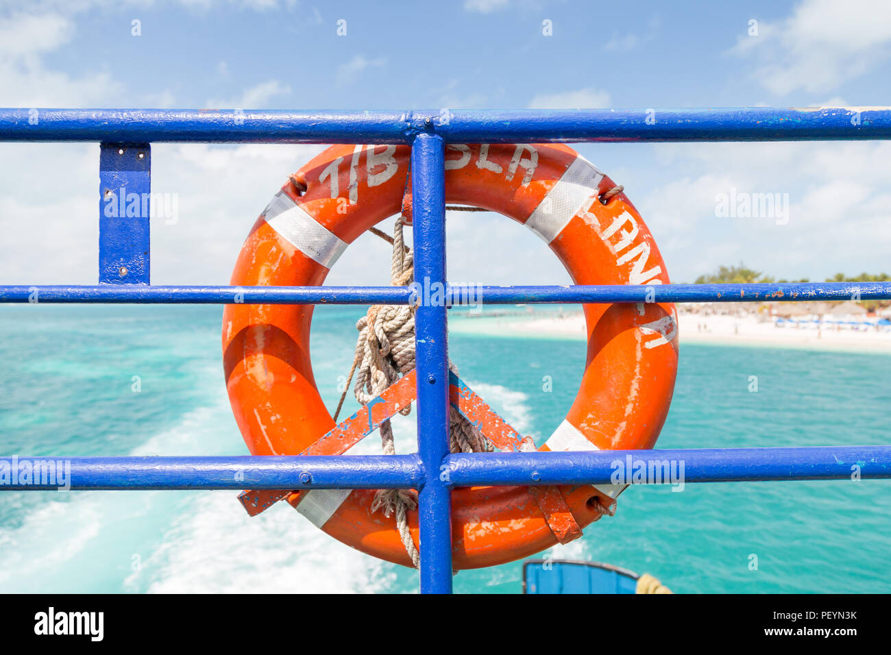 Conservateur de vie sur un ferry près de Isla Mujeres sur une journée ensoleillée. Banque D'Images