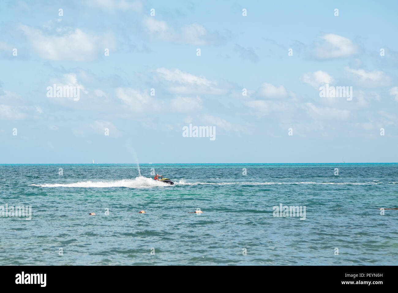 Jet-skieur s'amuser près de la plage de Cancun. Banque D'Images