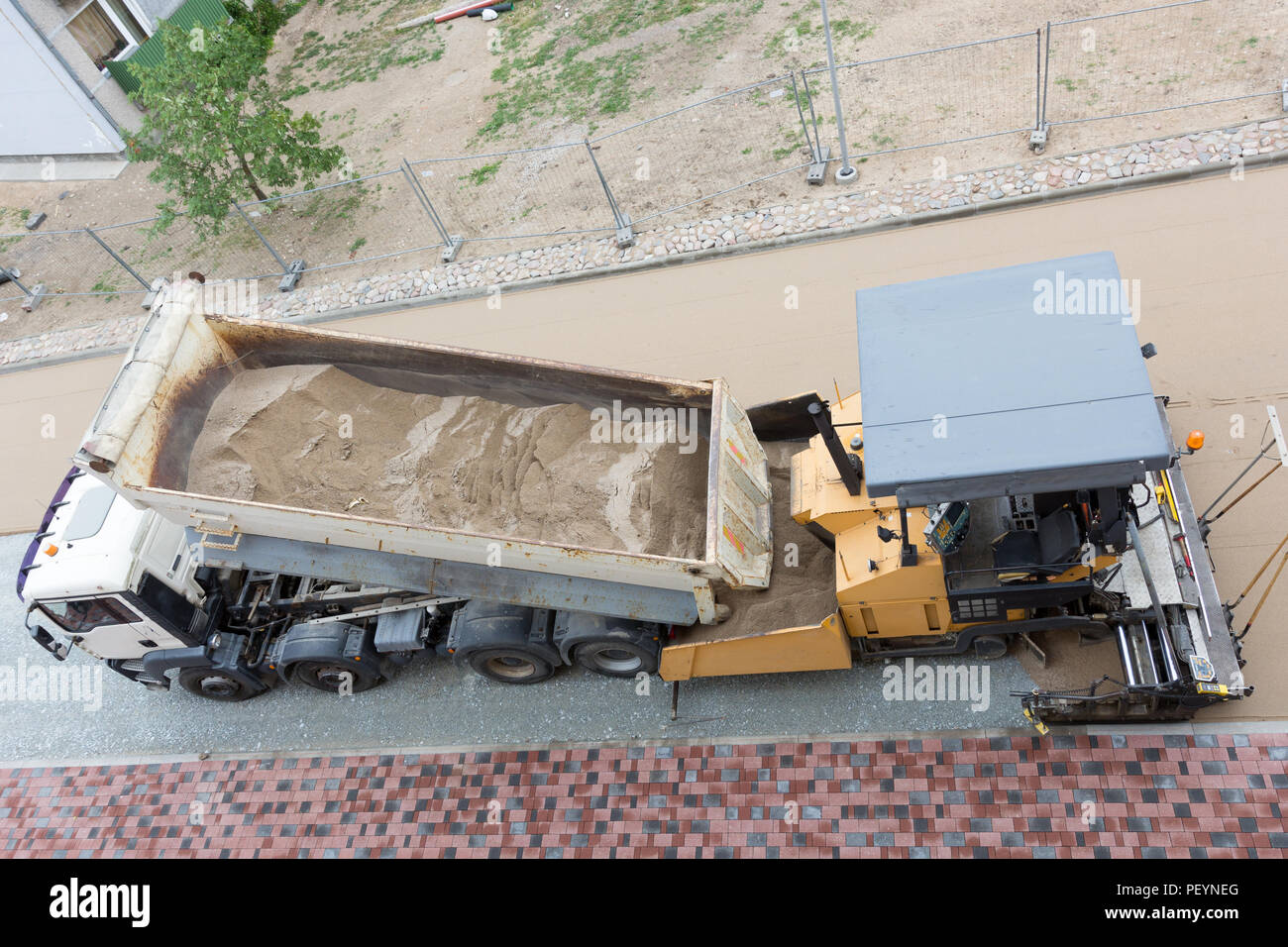 Au-dessus de la machine d'asphalte pour pavage travaillant sur street Banque D'Images