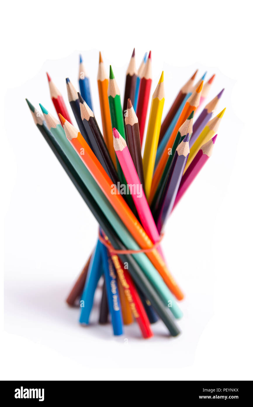 Jeu de couleurs crayons, crayons de couleur en bois isolé sur fond ...