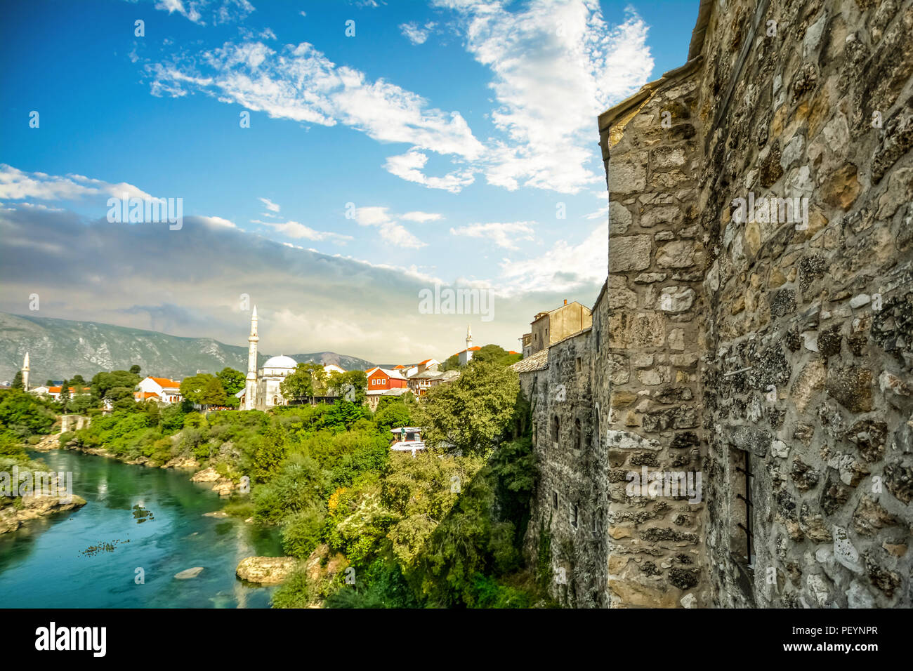 La rivière Neretva coule par l'ancien mur qui entoure la vieille ville de Mostar, Bosnie-Herzégovine Banque D'Images