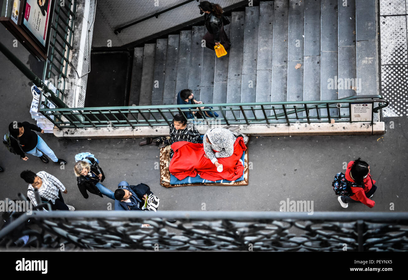 Paris, France - 22 septembre 2017 : Deux jeunes immigrants femme mendier pour de l'argent à l'entrée de l'arrêt de métro dans le 4ème arrondissement. Banque D'Images