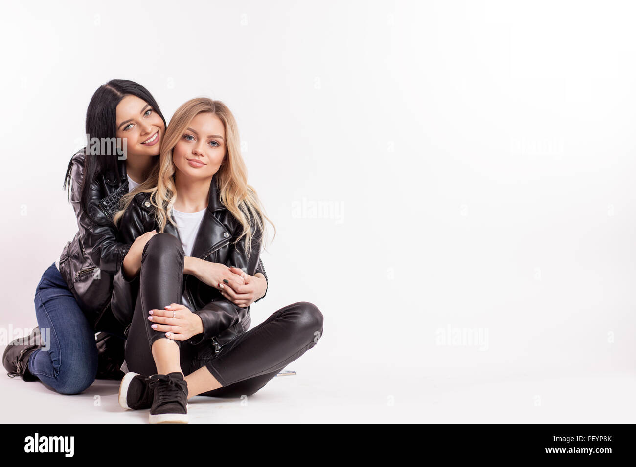 Les jeunes femmes ayant seincere sentimental amitié. la photo en gros. copie espace concept véritable ami. Banque D'Images