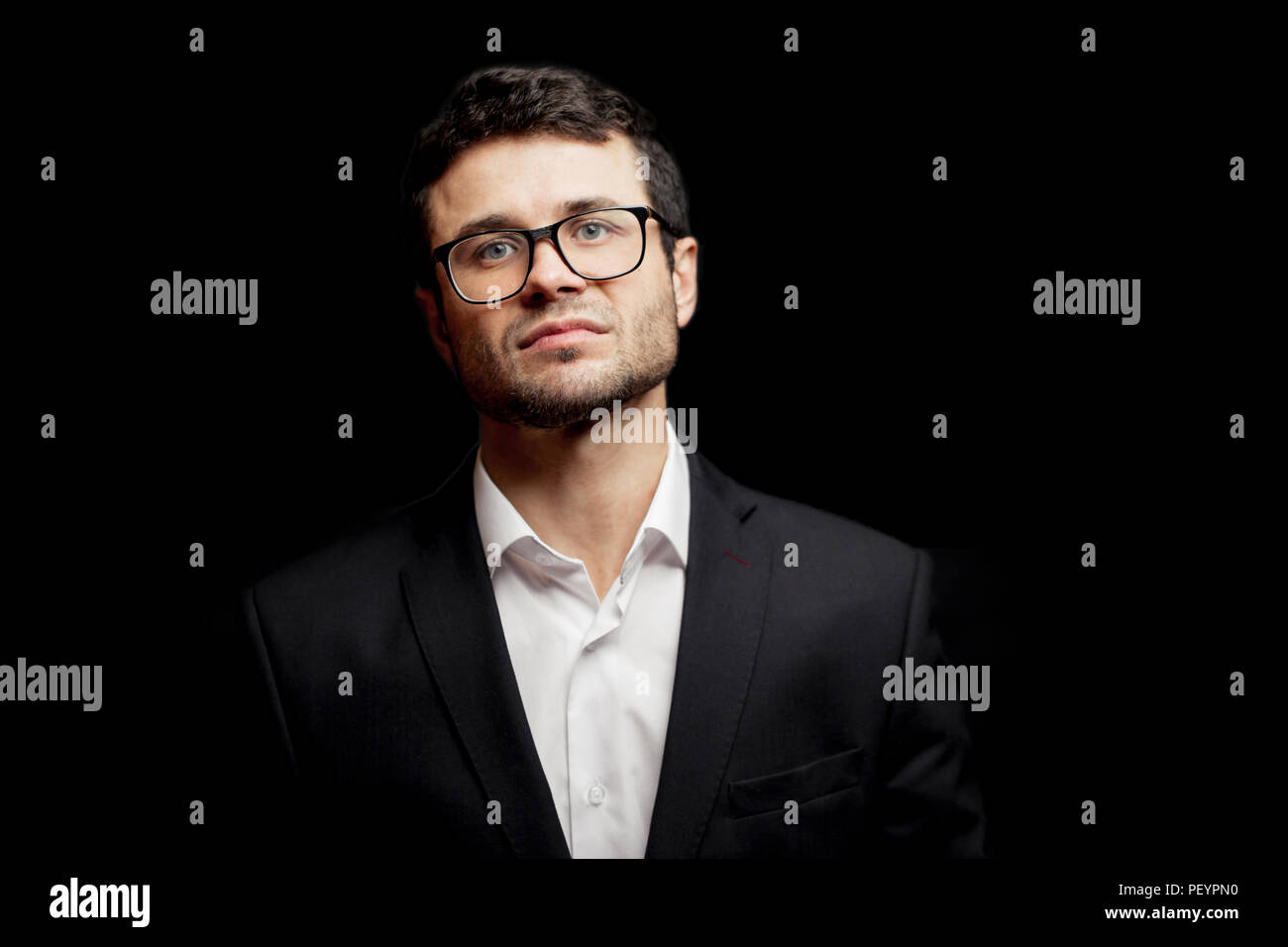 Jeune homme agréable avec expression négative regardant la caméra Banque D'Images