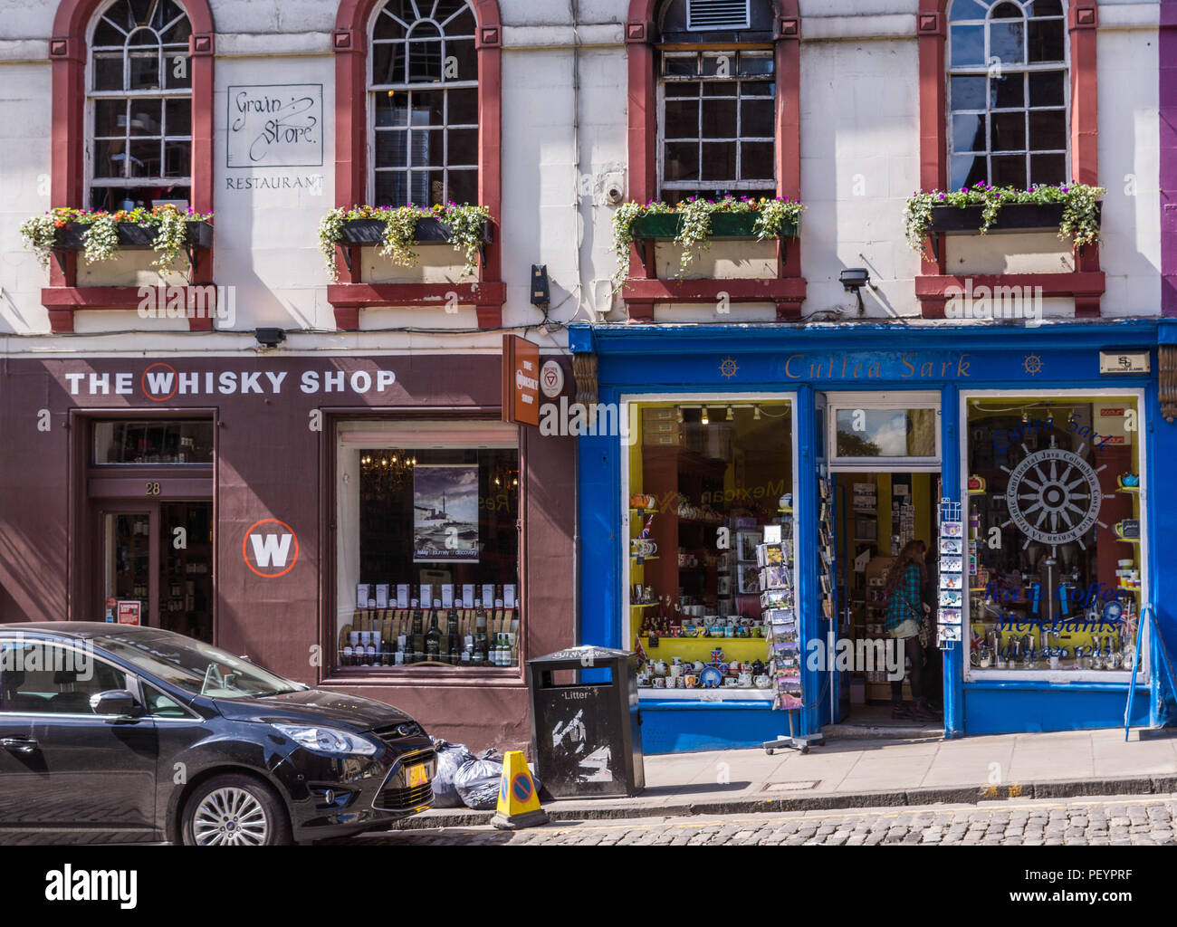 Edimbourg, Ecosse, ROYAUME UNI - 13 juin 2012 : La façade du brun et le Whisky Shop façade bleue de Cuttea Sark magasin de souvenirs sur la rue Victoria w Banque D'Images
