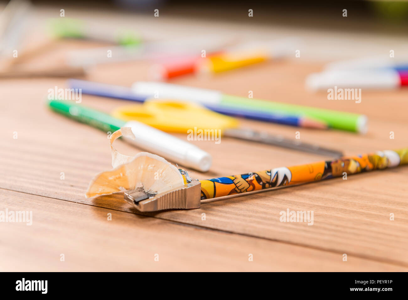 Concept de retour à l'école. Crayon, taille-crayon et de chauffage avec l'offre sur les planches de bois. Banque D'Images
