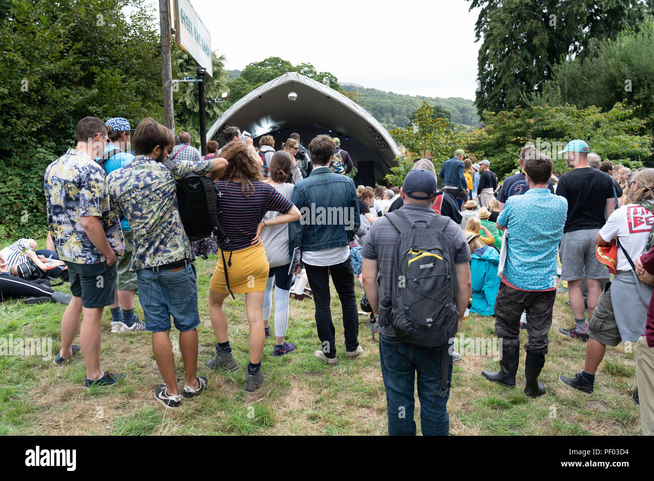 Glanusk Park, Brecon, pays de Galles, 17 août 2018. Premier jour du festival de musique Green Man dans les montagnes Brecon Beacons au pays de Galles. Sur la photo : une jeune foule cool et élégante regarde les nouveaux groupes jouer sur la scène montante. Crédit : Rob Watkins/Alamy Live News Banque D'Images