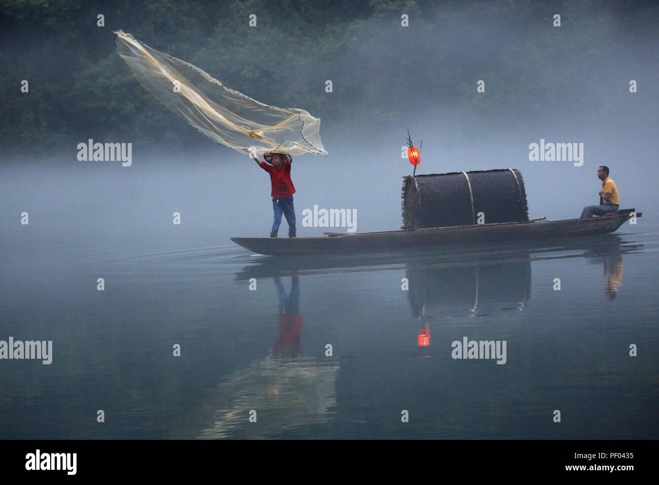 Zixing, Hunan, Chine, 18 août 2018 connu sous le nom de "l'un lac dans le monde, avec des milliers de scènes in it', xiaodong river lake est rempli de brume et de nuages. Un voile sombre sur les rangs des pêcheurs sur le lac net pour former une peinture de paysage naturel de Chine.Costfoto:Crédit/Alamy Live News Banque D'Images