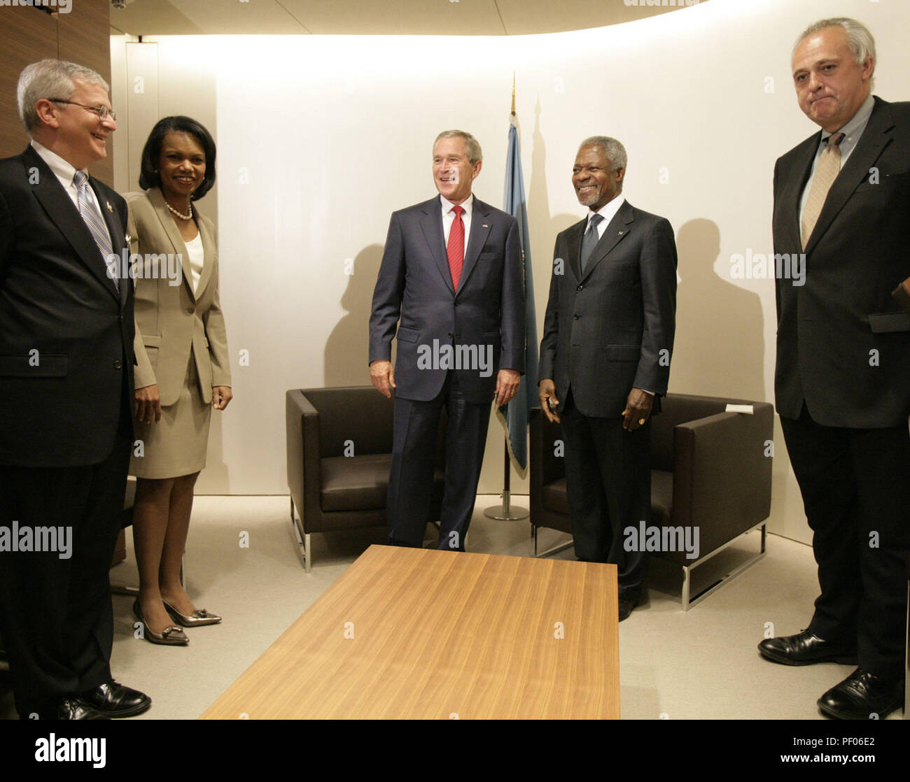 New York, New York, USA. 19 Sep, 2006. Dans cette photo publiée par la Maison Blanche, le président des États-Unis George W. Bush se tient avec Kofi Annan, Secrétaire général de l'Organisation des Nations Unies, après l'arrivée du président Mardi, 19 septembre 2006, à l'ONU à New York. Avec eux sont de gauche : Josh Bolten, Chef de Cabinet de la Maison Blanche, Condoleezza Rice, Secrétaire d'État, et Mark Malloch Brown, secrétaire général adjoint de l'ONU Crédit obligatoire : Eric Draper/White House via CNP Crédit : Eric Draper/CNP/ZUMA/Alamy Fil Live News Banque D'Images